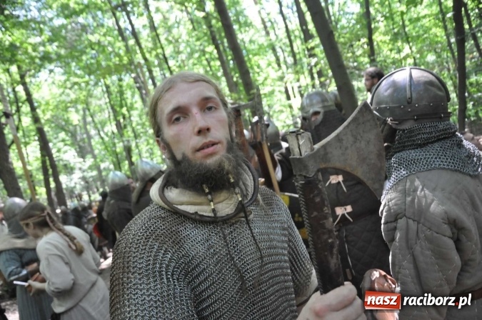 Zdjęcie w galerii na portalu naszraciborz.pl: Manewry wojów w Oborze. W tym roku polała się krew! FOTO I WIDEO wiadomości z regionu