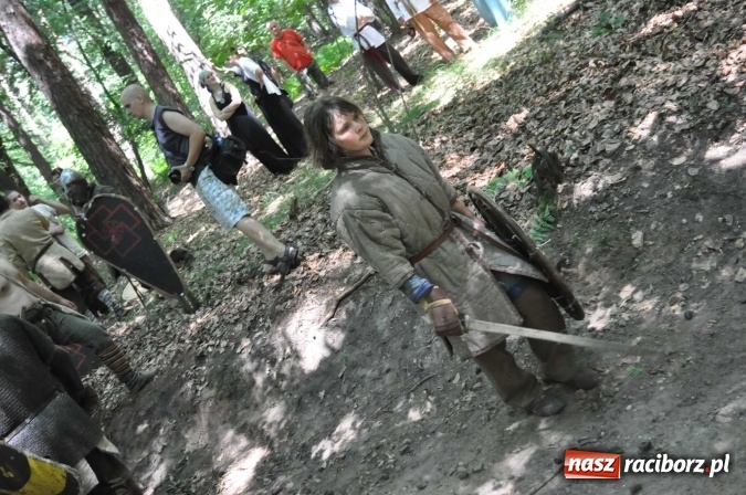 Zdjęcie w galerii na portalu naszraciborz.pl: Manewry wojów w Oborze. W tym roku polała się krew! FOTO I WIDEO wiadomości z regionu