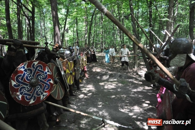 Zdjęcie w galerii na portalu naszraciborz.pl: Manewry wojów w Oborze. W tym roku polała się krew! FOTO I WIDEO wiadomości z regionu