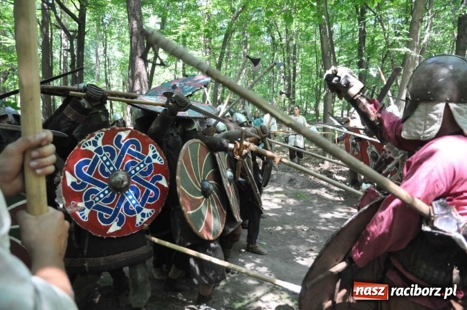 Zdjęcie w galerii na portalu naszraciborz.pl: Manewry wojów w Oborze. W tym roku polała się krew! FOTO I WIDEO wiadomości z regionu
