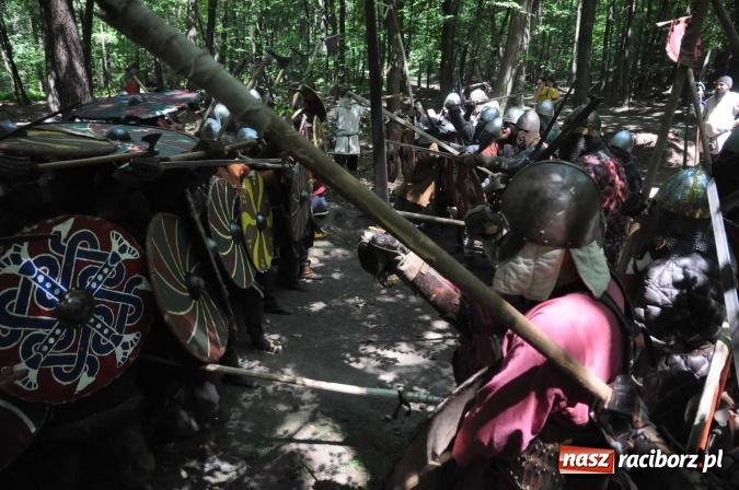 Zdjęcie w galerii na portalu naszraciborz.pl: Manewry wojów w Oborze. W tym roku polała się krew! FOTO I WIDEO wiadomości z regionu