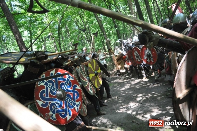 Zdjęcie w galerii na portalu naszraciborz.pl: Manewry wojów w Oborze. W tym roku polała się krew! FOTO I WIDEO wiadomości z regionu