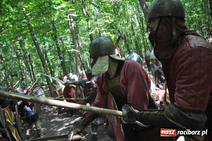 Zdjęcie w galerii na portalu naszraciborz.pl: Manewry wojów w Oborze. W tym roku polała się krew! FOTO I WIDEO wiadomości z regionu