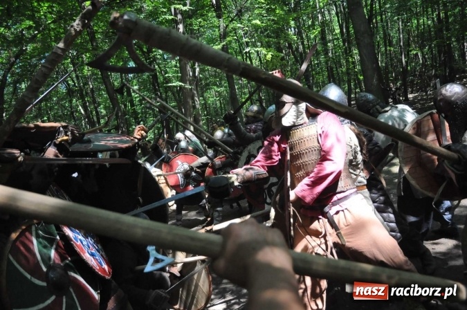 Zdjęcie w galerii na portalu naszraciborz.pl: Manewry wojów w Oborze. W tym roku polała się krew! FOTO I WIDEO wiadomości z regionu