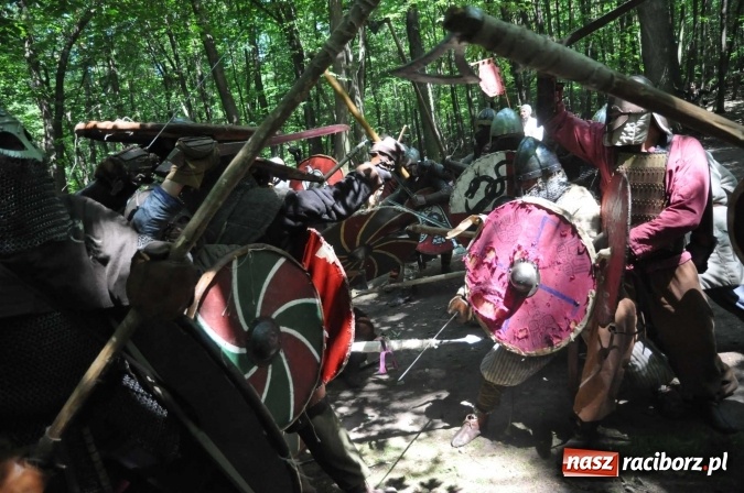Zdjęcie w galerii na portalu naszraciborz.pl: Manewry wojów w Oborze. W tym roku polała się krew! FOTO I WIDEO wiadomości z regionu