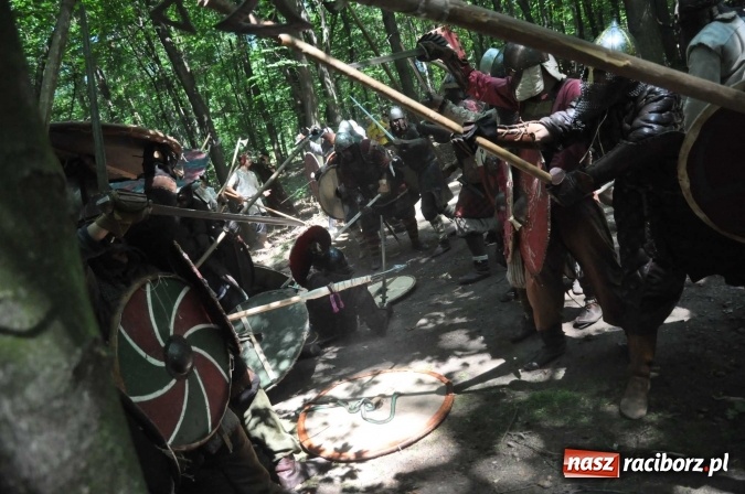 Zdjęcie w galerii na portalu naszraciborz.pl: Manewry wojów w Oborze. W tym roku polała się krew! FOTO I WIDEO wiadomości z regionu