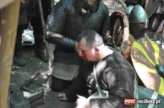 Zdjęcie w galerii na portalu naszraciborz.pl: Manewry wojów w Oborze. W tym roku polała się krew! FOTO I WIDEO wiadomości z regionu