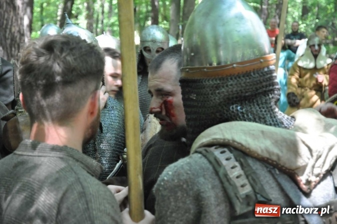 Zdjęcie w galerii na portalu naszraciborz.pl: Manewry wojów w Oborze. W tym roku polała się krew! FOTO I WIDEO wiadomości z regionu