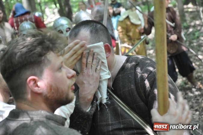 Zdjęcie w galerii na portalu naszraciborz.pl: Manewry wojów w Oborze. W tym roku polała się krew! FOTO I WIDEO wiadomości z regionu