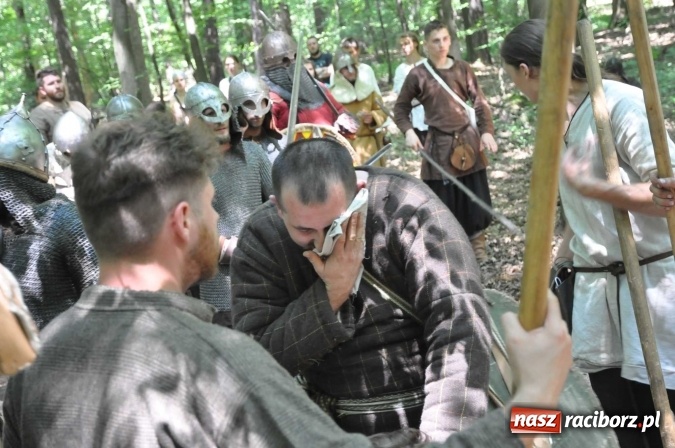 Zdjęcie w galerii na portalu naszraciborz.pl: Manewry wojów w Oborze. W tym roku polała się krew! FOTO I WIDEO wiadomości z regionu