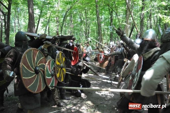 Zdjęcie w galerii na portalu naszraciborz.pl: Manewry wojów w Oborze. W tym roku polała się krew! FOTO I WIDEO wiadomości z regionu