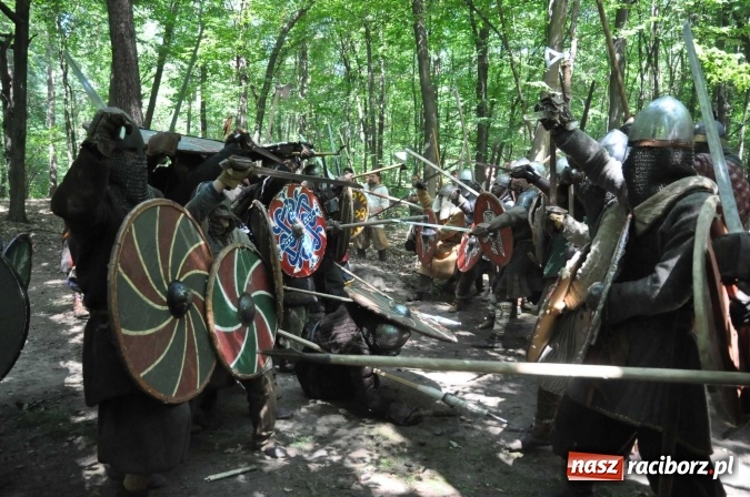 Zdjęcie w galerii na portalu naszraciborz.pl: Manewry wojów w Oborze. W tym roku polała się krew! FOTO I WIDEO wiadomości z regionu