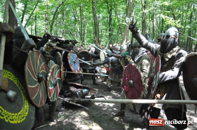 Zdjęcie w galerii na portalu naszraciborz.pl: Manewry wojów w Oborze. W tym roku polała się krew! FOTO I WIDEO wiadomości z regionu