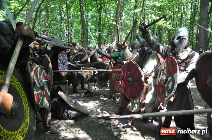 Zdjęcie w galerii na portalu naszraciborz.pl: Manewry wojów w Oborze. W tym roku polała się krew! FOTO I WIDEO wiadomości z regionu