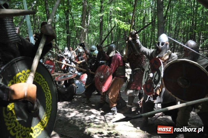 Zdjęcie w galerii na portalu naszraciborz.pl: Manewry wojów w Oborze. W tym roku polała się krew! FOTO I WIDEO wiadomości z regionu