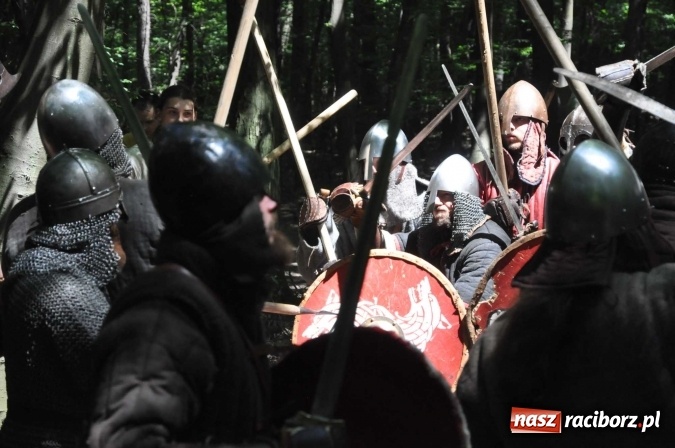 Zdjęcie w galerii na portalu naszraciborz.pl: Manewry wojów w Oborze. W tym roku polała się krew! FOTO I WIDEO wiadomości z regionu