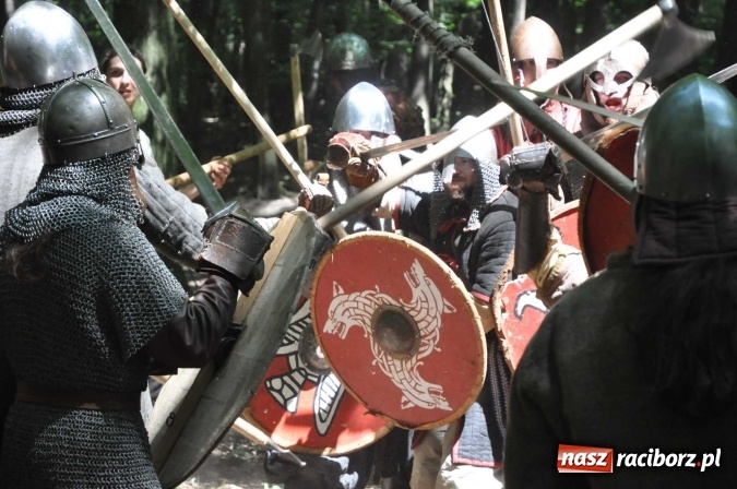 Zdjęcie w galerii na portalu naszraciborz.pl: Manewry wojów w Oborze. W tym roku polała się krew! FOTO I WIDEO wiadomości z regionu