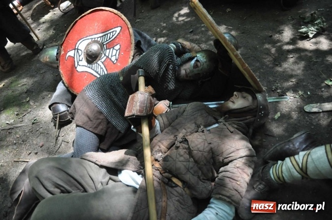 Zdjęcie w galerii na portalu naszraciborz.pl: Manewry wojów w Oborze. W tym roku polała się krew! FOTO I WIDEO wiadomości z regionu