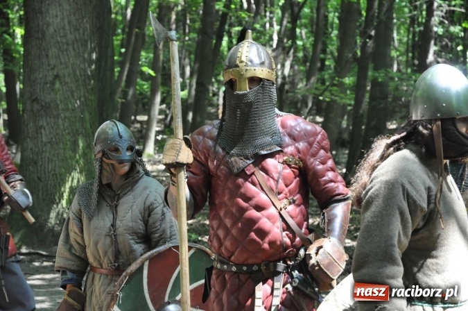 Zdjęcie w galerii na portalu naszraciborz.pl: Manewry wojów w Oborze. W tym roku polała się krew! FOTO I WIDEO wiadomości z regionu