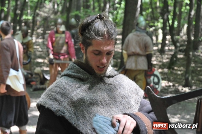 Zdjęcie w galerii na portalu naszraciborz.pl: Manewry wojów w Oborze. W tym roku polała się krew! FOTO I WIDEO wiadomości z regionu