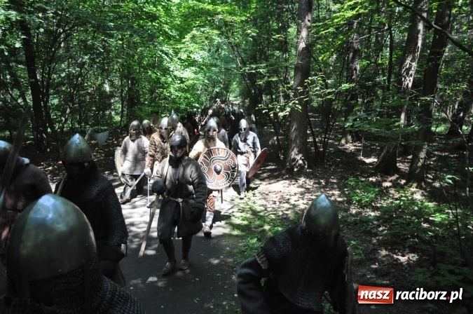 Zdjęcie w galerii na portalu naszraciborz.pl: Manewry wojów w Oborze. W tym roku polała się krew! FOTO I WIDEO wiadomości z regionu