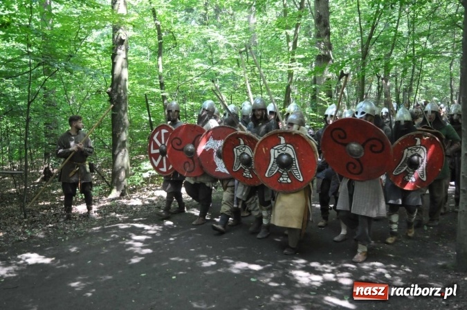 Zdjęcie w galerii na portalu naszraciborz.pl: Manewry wojów w Oborze. W tym roku polała się krew! FOTO I WIDEO wiadomości z regionu