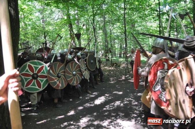 Zdjęcie w galerii na portalu naszraciborz.pl: Manewry wojów w Oborze. W tym roku polała się krew! FOTO I WIDEO wiadomości z regionu