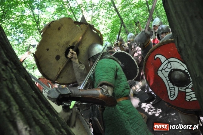 Zdjęcie w galerii na portalu naszraciborz.pl: Manewry wojów w Oborze. W tym roku polała się krew! FOTO I WIDEO wiadomości z regionu