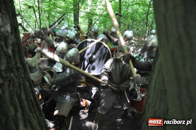 Zdjęcie w galerii na portalu naszraciborz.pl: Manewry wojów w Oborze. W tym roku polała się krew! FOTO I WIDEO wiadomości z regionu