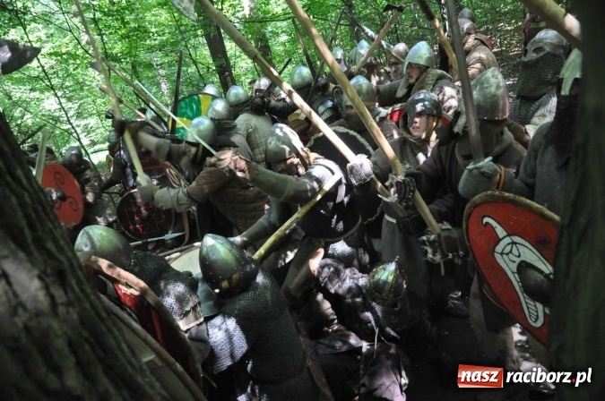 Zdjęcie w galerii na portalu naszraciborz.pl: Manewry wojów w Oborze. W tym roku polała się krew! FOTO I WIDEO wiadomości z regionu