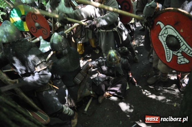 Zdjęcie w galerii na portalu naszraciborz.pl: Manewry wojów w Oborze. W tym roku polała się krew! FOTO I WIDEO wiadomości z regionu