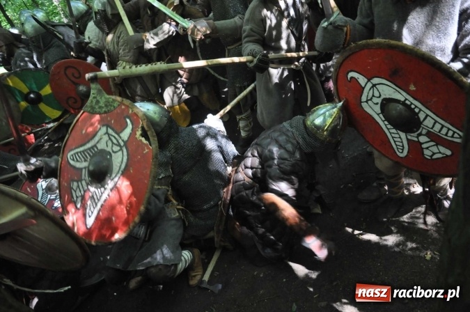 Zdjęcie w galerii na portalu naszraciborz.pl: Manewry wojów w Oborze. W tym roku polała się krew! FOTO I WIDEO wiadomości z regionu