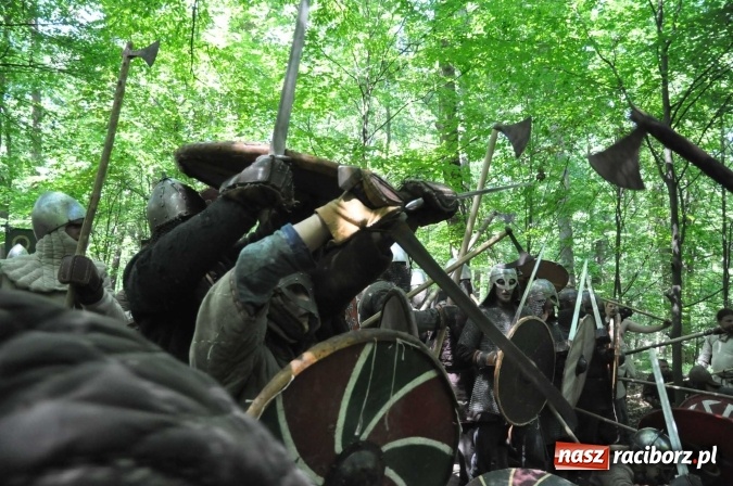 Zdjęcie w galerii na portalu naszraciborz.pl: Manewry wojów w Oborze. W tym roku polała się krew! FOTO I WIDEO wiadomości z regionu