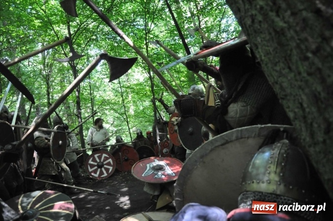 Zdjęcie w galerii na portalu naszraciborz.pl: Manewry wojów w Oborze. W tym roku polała się krew! FOTO I WIDEO wiadomości z regionu