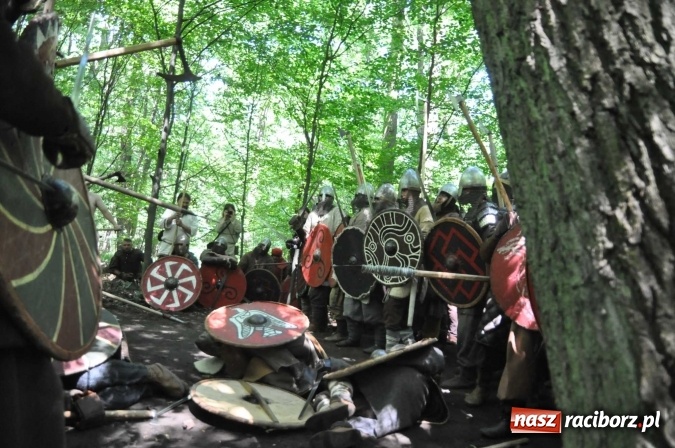 Zdjęcie w galerii na portalu naszraciborz.pl: Manewry wojów w Oborze. W tym roku polała się krew! FOTO I WIDEO wiadomości z regionu