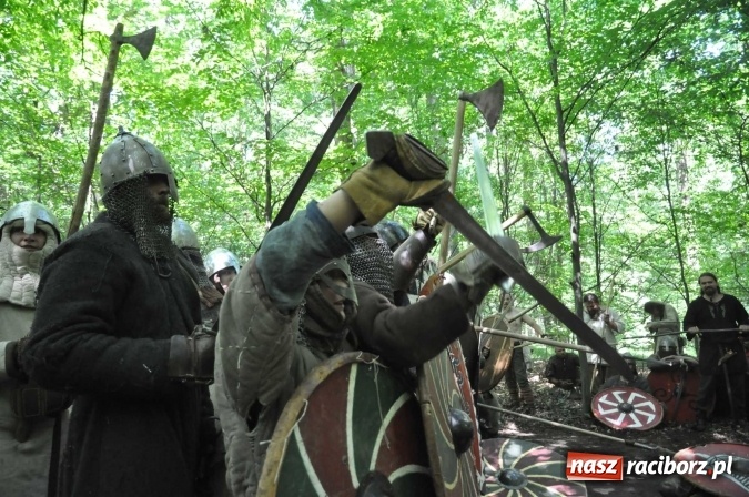 Zdjęcie w galerii na portalu naszraciborz.pl: Manewry wojów w Oborze. W tym roku polała się krew! FOTO I WIDEO wiadomości z regionu