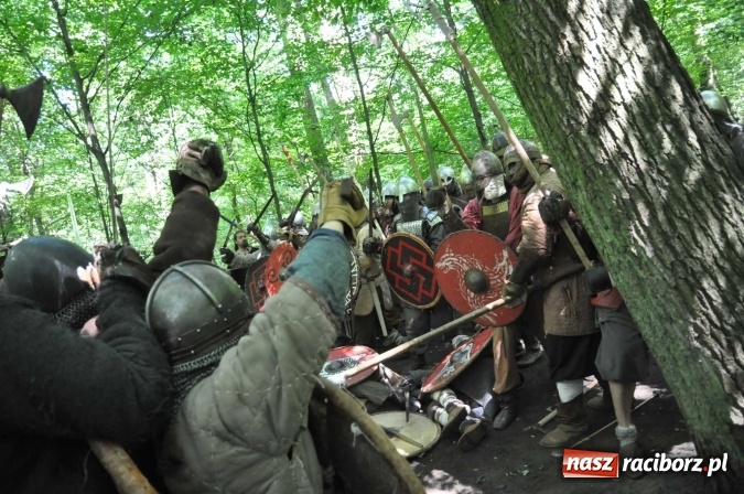 Zdjęcie w galerii na portalu naszraciborz.pl: Manewry wojów w Oborze. W tym roku polała się krew! FOTO I WIDEO wiadomości z regionu