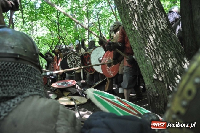 Zdjęcie w galerii na portalu naszraciborz.pl: Manewry wojów w Oborze. W tym roku polała się krew! FOTO I WIDEO wiadomości z regionu