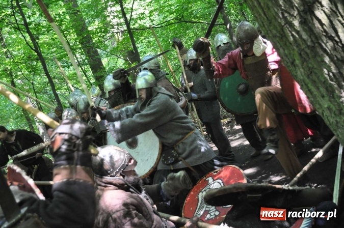 Zdjęcie w galerii na portalu naszraciborz.pl: Manewry wojów w Oborze. W tym roku polała się krew! FOTO I WIDEO wiadomości z regionu