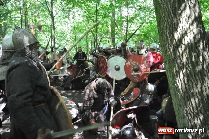 Zdjęcie w galerii na portalu naszraciborz.pl: Manewry wojów w Oborze. W tym roku polała się krew! FOTO I WIDEO wiadomości z regionu