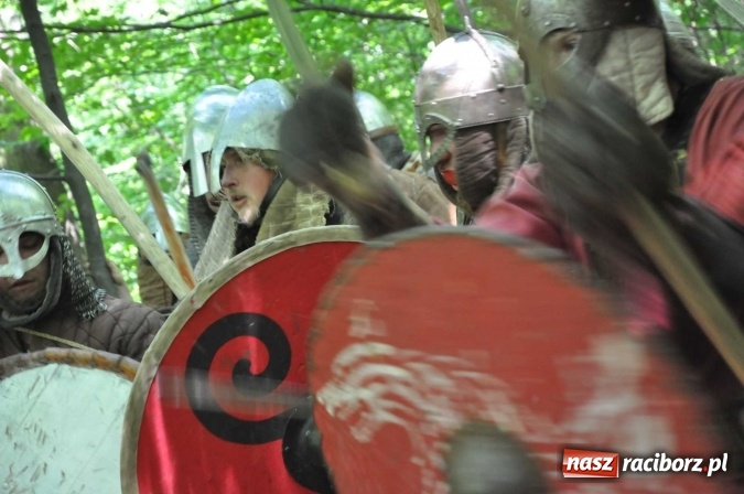Zdjęcie w galerii na portalu naszraciborz.pl: Manewry wojów w Oborze. W tym roku polała się krew! FOTO I WIDEO wiadomości z regionu