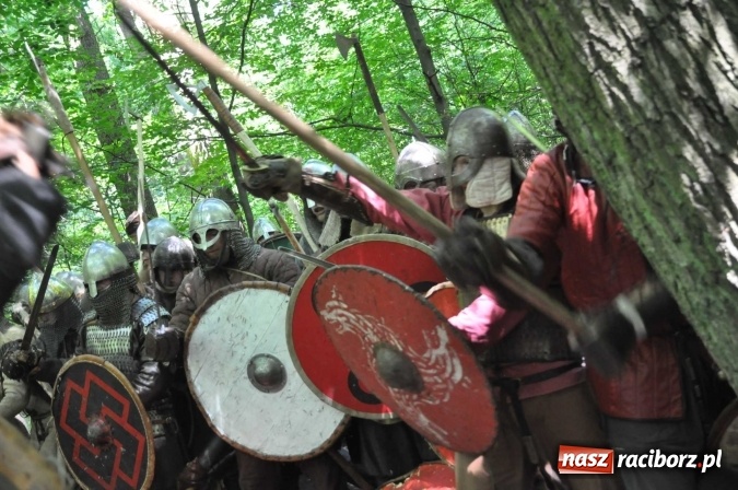 Zdjęcie w galerii na portalu naszraciborz.pl: Manewry wojów w Oborze. W tym roku polała się krew! FOTO I WIDEO wiadomości z regionu