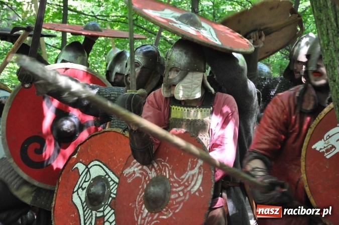 Zdjęcie w galerii na portalu naszraciborz.pl: Manewry wojów w Oborze. W tym roku polała się krew! FOTO I WIDEO wiadomości z regionu