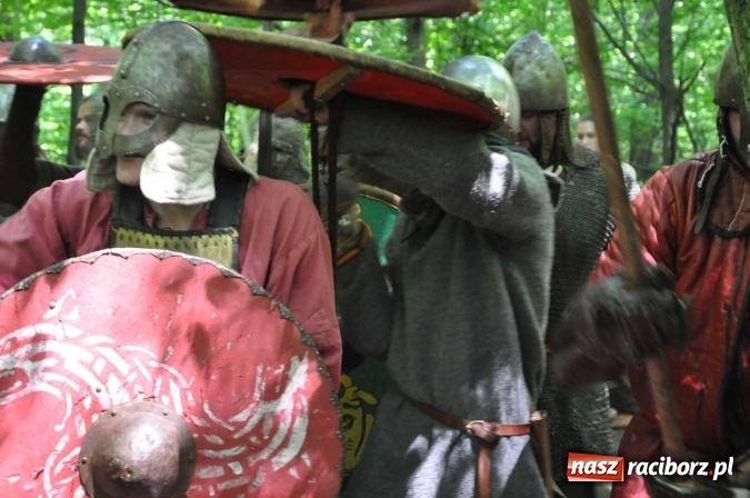 Zdjęcie w galerii na portalu naszraciborz.pl: Manewry wojów w Oborze. W tym roku polała się krew! FOTO I WIDEO wiadomości z regionu