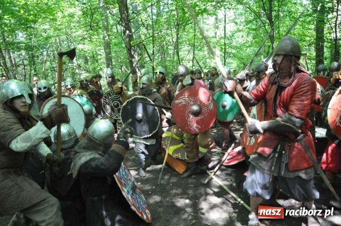 Zdjęcie w galerii na portalu naszraciborz.pl: Manewry wojów w Oborze. W tym roku polała się krew! FOTO I WIDEO wiadomości z regionu
