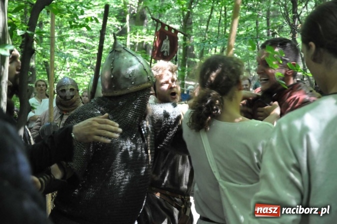 Zdjęcie w galerii na portalu naszraciborz.pl: Manewry wojów w Oborze. W tym roku polała się krew! FOTO I WIDEO wiadomości z regionu