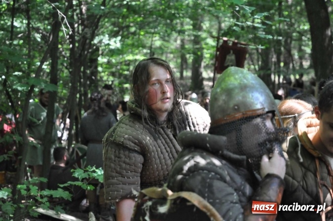 Zdjęcie w galerii na portalu naszraciborz.pl: Manewry wojów w Oborze. W tym roku polała się krew! FOTO I WIDEO wiadomości z regionu