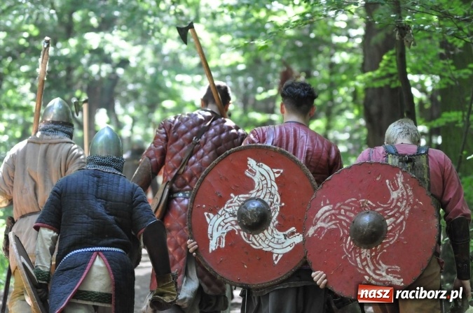 Zdjęcie w galerii na portalu naszraciborz.pl: Manewry wojów w Oborze. W tym roku polała się krew! FOTO I WIDEO wiadomości z regionu