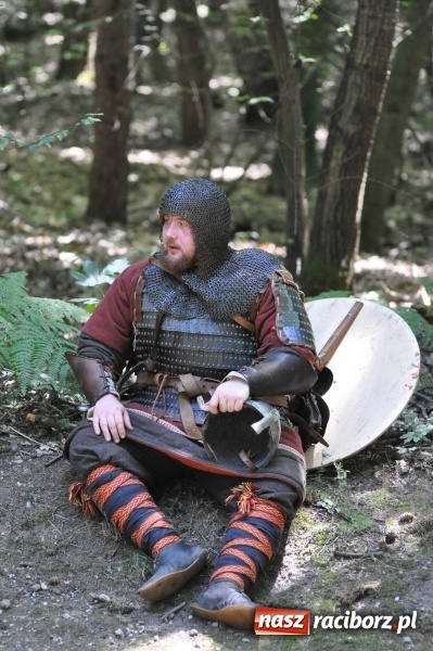 Zdjęcie w galerii na portalu naszraciborz.pl: Manewry wojów w Oborze. W tym roku polała się krew! FOTO I WIDEO wiadomości z regionu