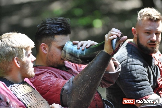 Zdjęcie w galerii na portalu naszraciborz.pl: Manewry wojów w Oborze. W tym roku polała się krew! FOTO I WIDEO wiadomości z regionu